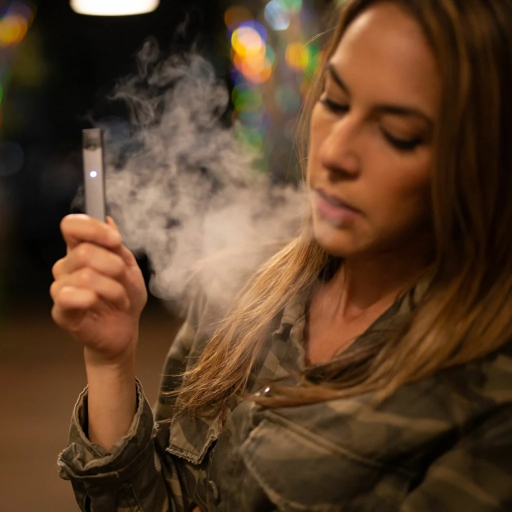 The Pros and Cons of Disposable vs. Rechargeable Vapes